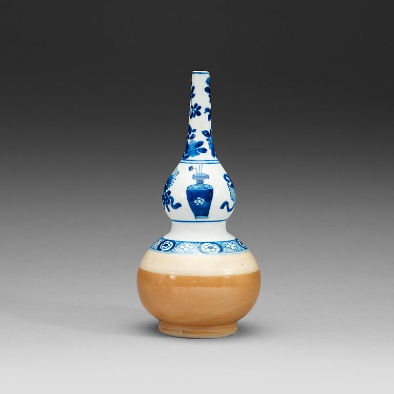 A blue and white with cappuciner glazed rose water sprinkler, Qing dynasty, Kangxi (1662-1722).