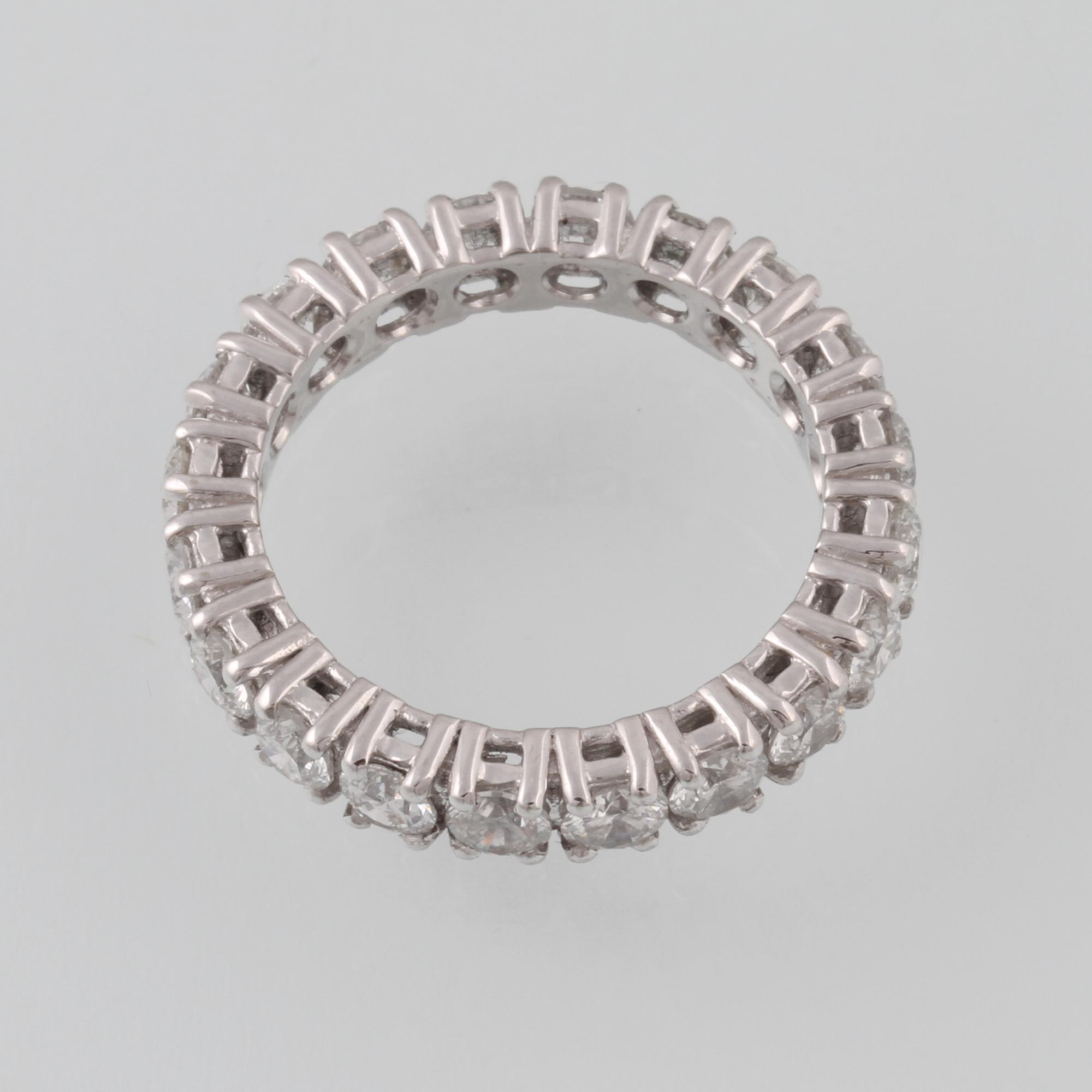 RING, 18K vitguld med briljantslipade diamanter 2.65 ct, Milano, Italien. Vikt 4,1 gram.