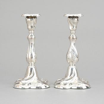 LJUSSTAKAR, ett par, silver, rokokostil, omkring 1900-talets mitt.