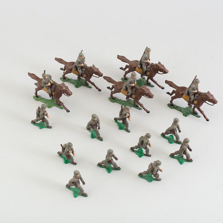 15 tin soldiers from 20th century.