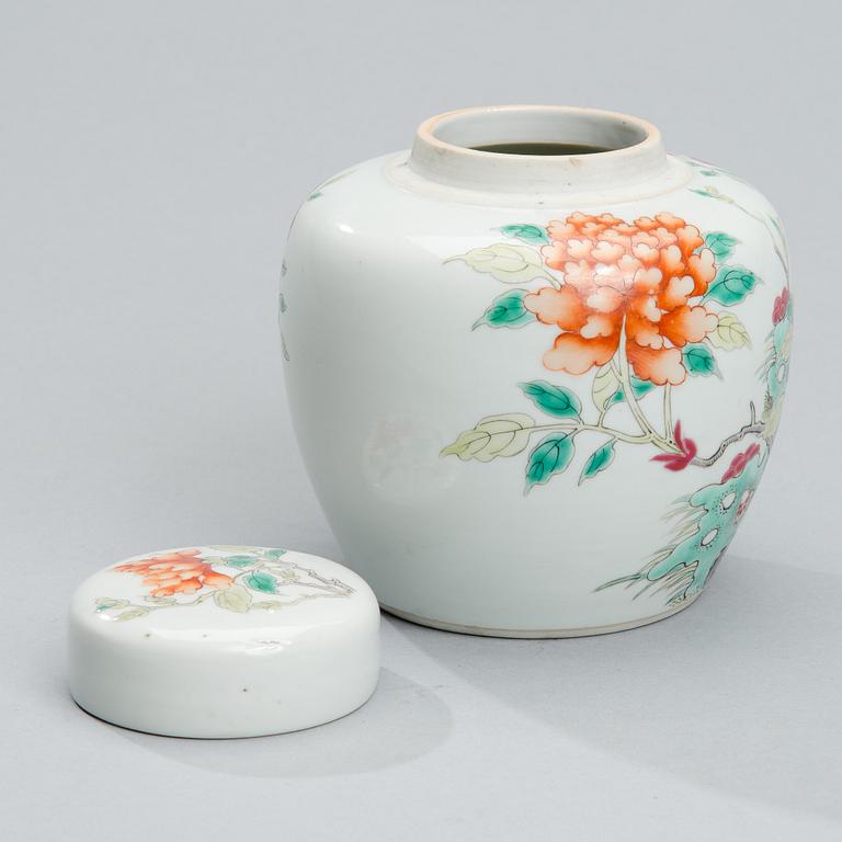 URNA MED LOCK, porslin, Kina 1800-tal.