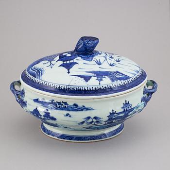 Terrin med lock, kompaniporslin. Qingdynastin, Qianlong (1736-95).