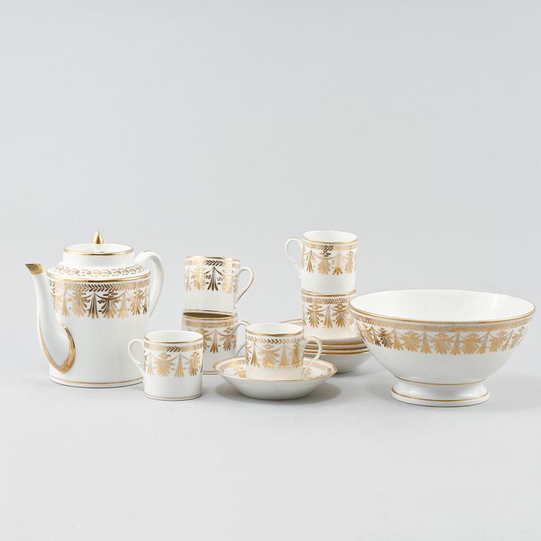 KAFFEKOPPAR, 6 st, samt FAT, 5 st, KANNA och SKÅL, porslin, märkta TGC Paris, Frankrike, 1800-tal.