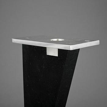 VÄGGLJUSSTAKE, svart diabas och sterlingsilver, Bo Klevert, Stockholm, 1992. Silvervikt ca 146g.