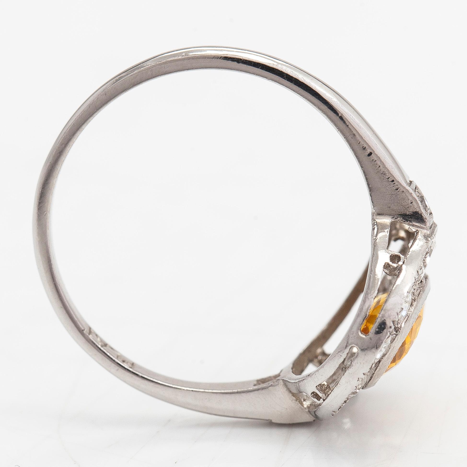Sormus, platinaa, ovaalinmuotoinen keltainen safiiri sekä timantteja yht. noin 0.30 ct.