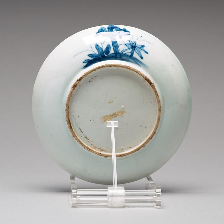 A blue and white dish, late Ming dynasty (1368-1644).
