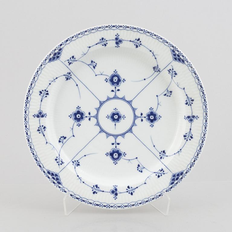 A large 'Blue Fluted Half Lace'/'Musselmalet' porcelain serving dish, Royal Copenhagen, model 540, 1893-1900.