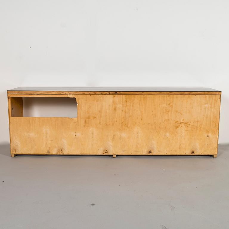 Artek Design, senkki, tilaustyö,  valmistaja  O.Y. Huonekalu- ja Rakennustyötehdas A.B., 1952.