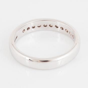 RING, halvallians med briljantslipade  diamanter.