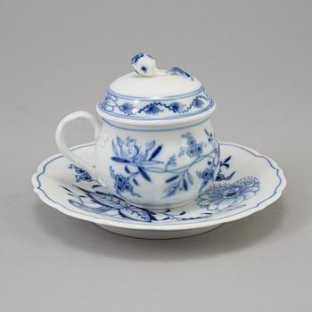 CRÈMEKOPPAR med LOCK och FAT, 12 st, BÄRTALLRIKAR, 12 st, samt DJUP TALLRIK, porslin, Meissen, 1900-tal.
