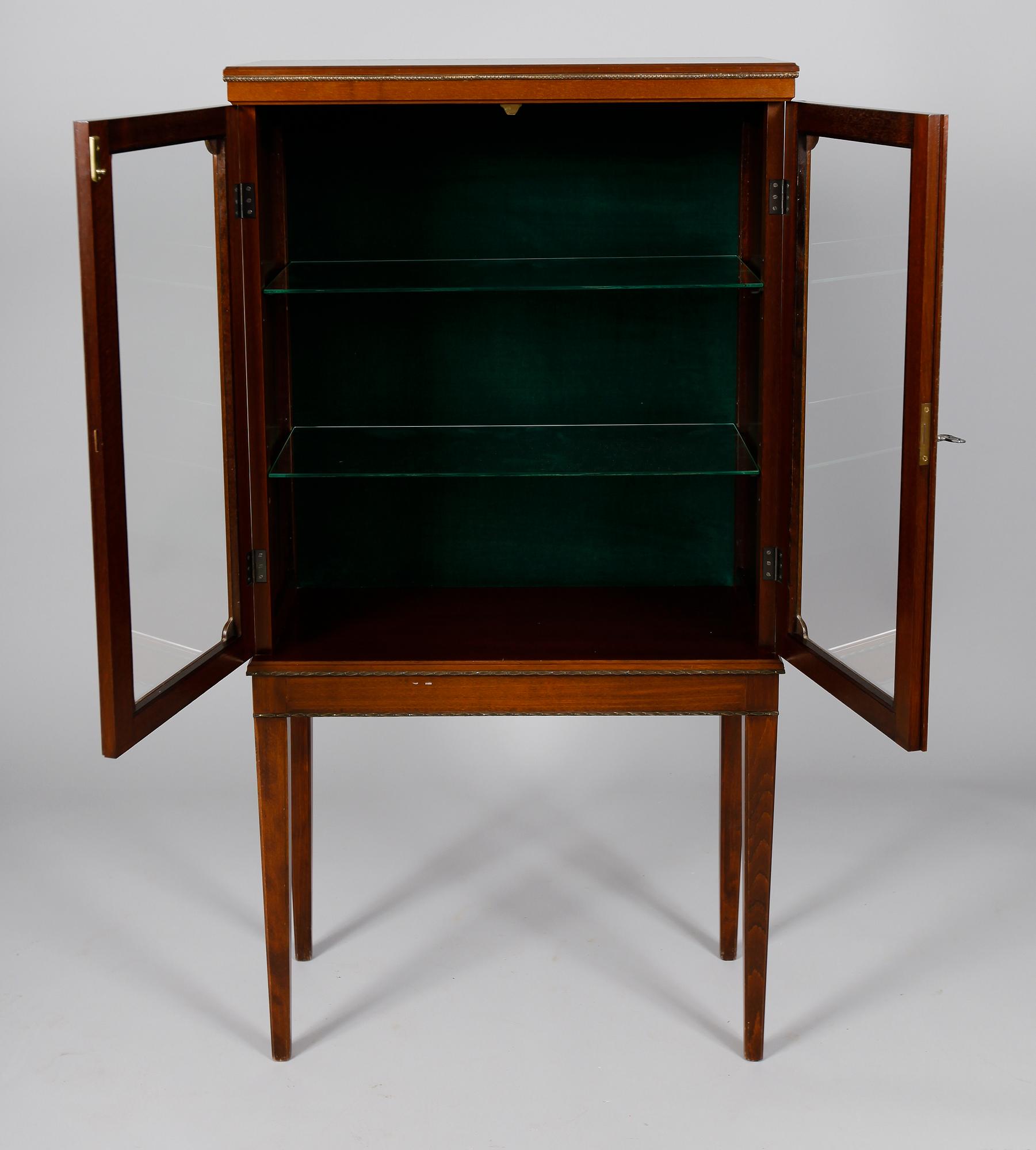 VITRINSKÅP, gustaviansk stil, 1900-talets mitt.