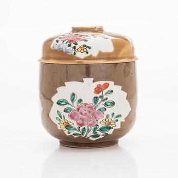 Burk med lock, porslin. Qingdynastin, 1700-tal.