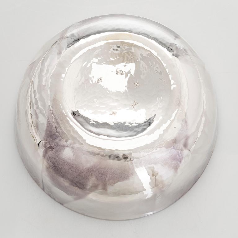 A. Tillander, skål, sterlingsilver och emalj, Åbo 2005.