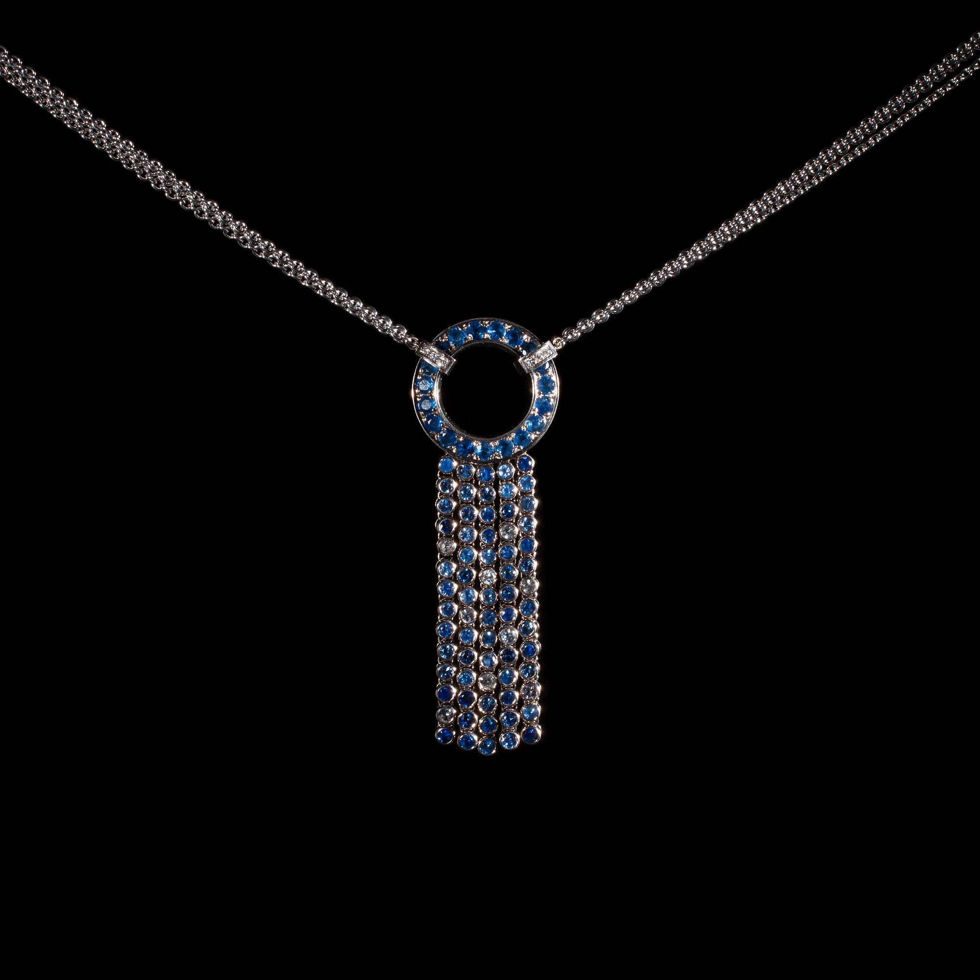 GARNITYR, 18K vitguld, diamanter ca 0,18 ct, safirer 28,45 ct. K. Saarikorpi 2010. Guldvikt 101 g.