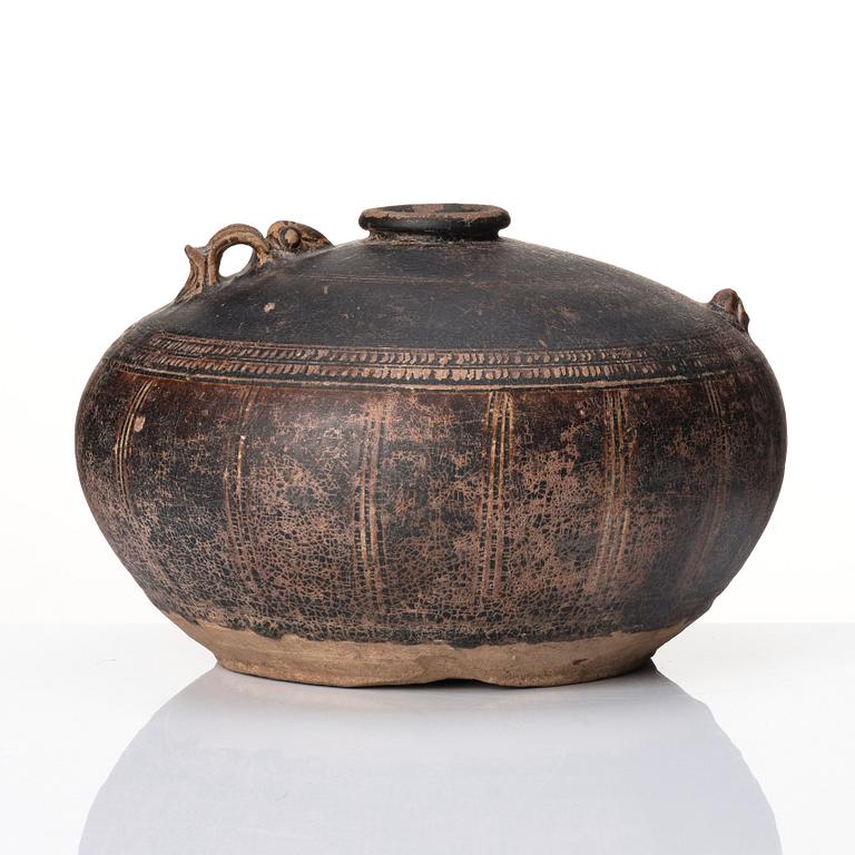A Sawankhalok jar, Thailand/Kambodja, 14th/15th century.