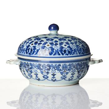 A Chinese blue and white porcelain equelle / bowl woth cover, Qing dynasty, Qianlong (1736-95).