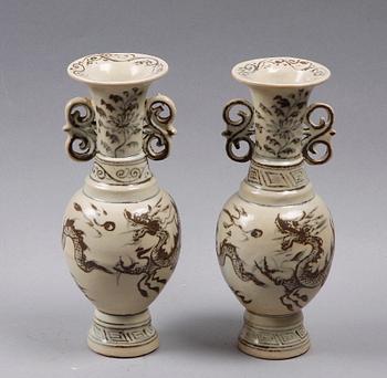 VASER, 2 st. Porslin. Kina.
