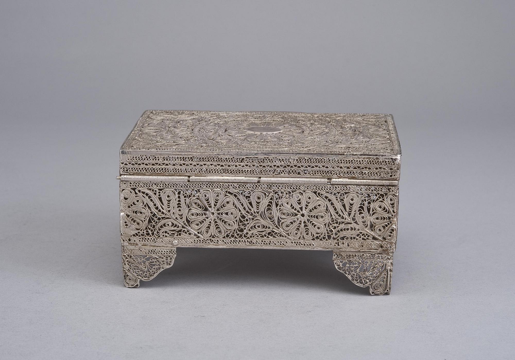 SKRIN, silver, filigranarbete, 1900-tal. Svenska importstämplar. Vikt 190 g.