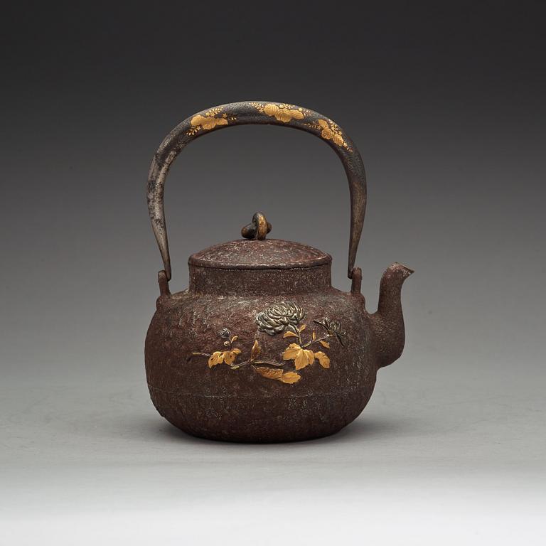 TEKANNA med LOCK, järn. Japan, Meiji (1868-1912).
