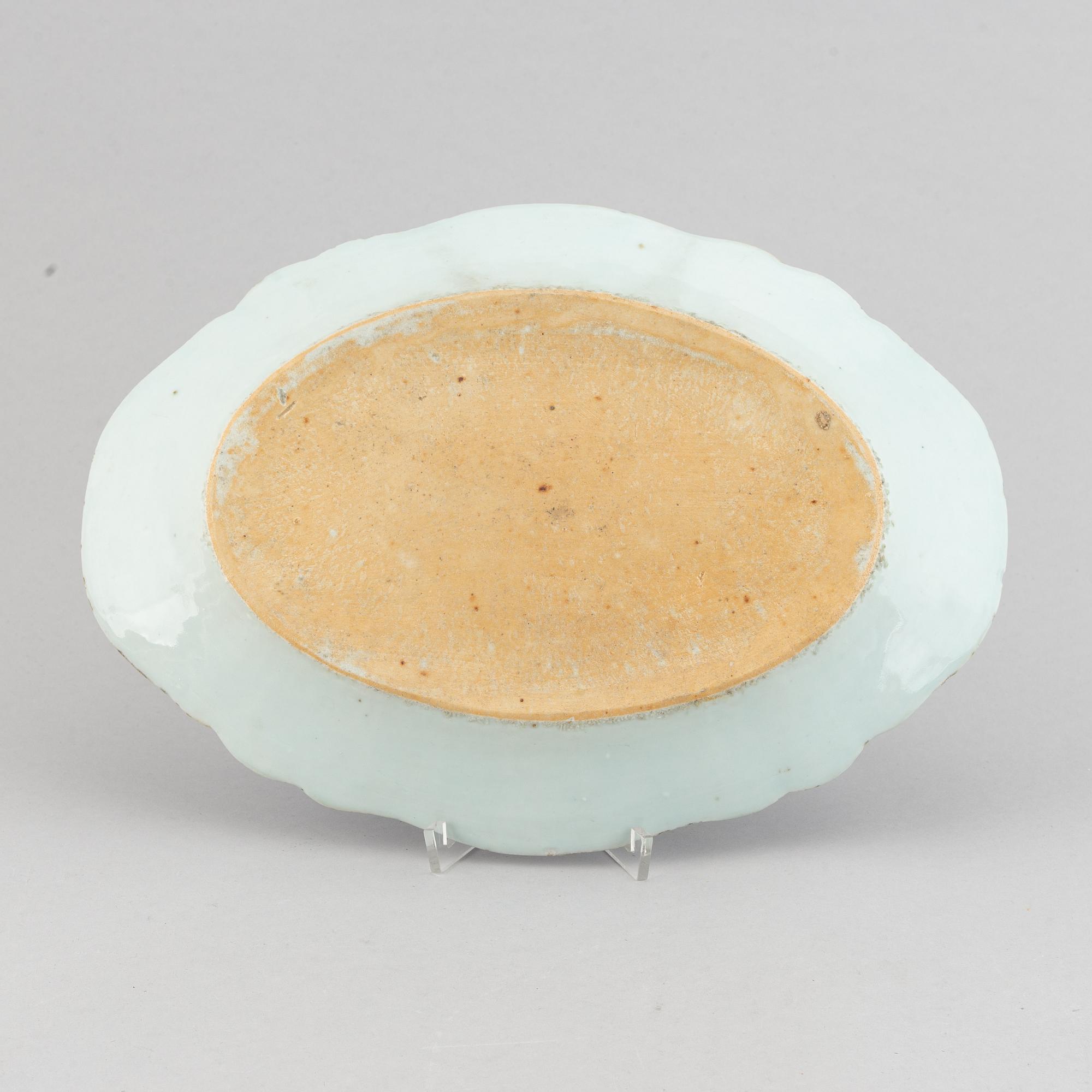 A blue and white serving dish, Qing dynasty, Qianlong (1736-95).