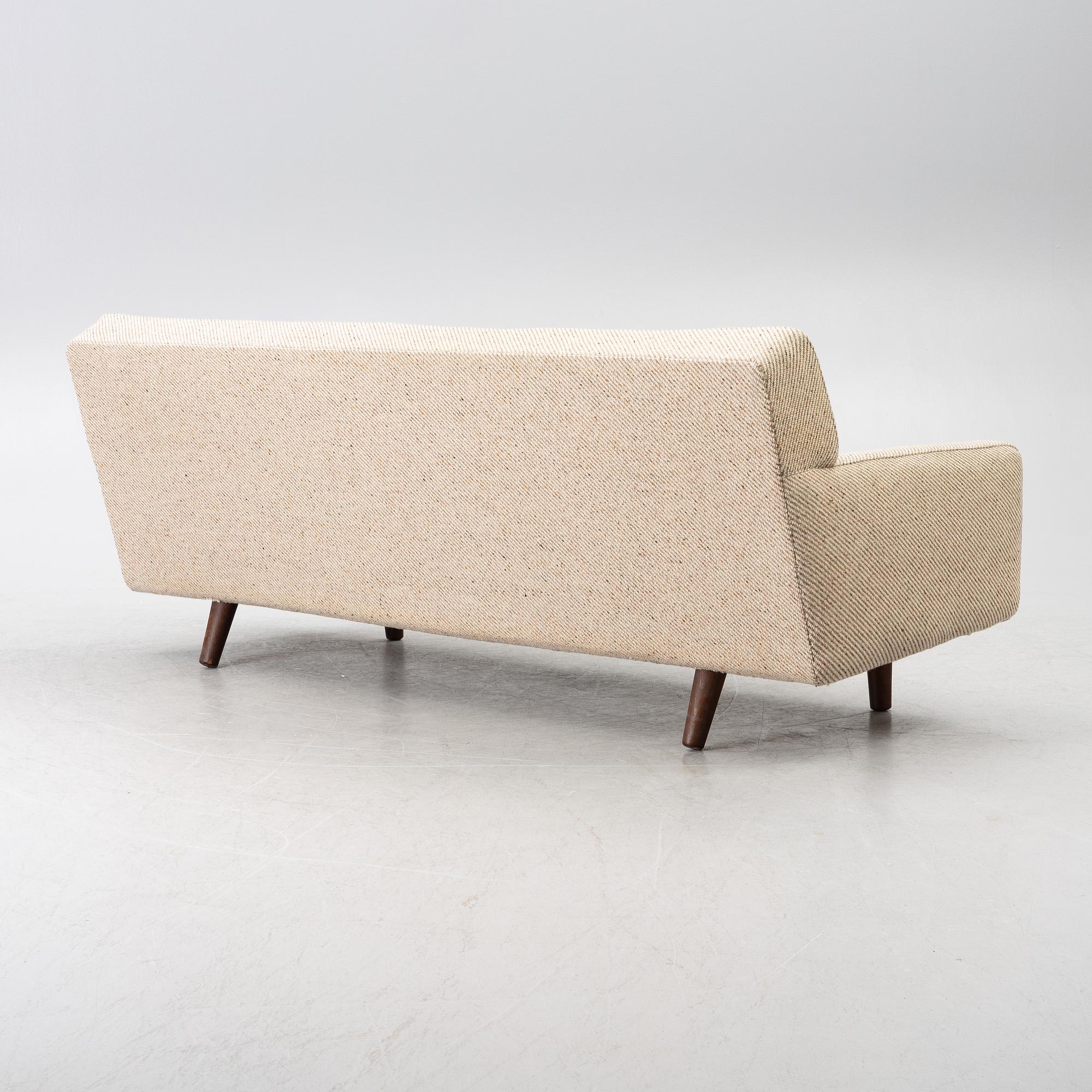 Hans J. Wegner, sofa, "AP-33", mid-20th century.