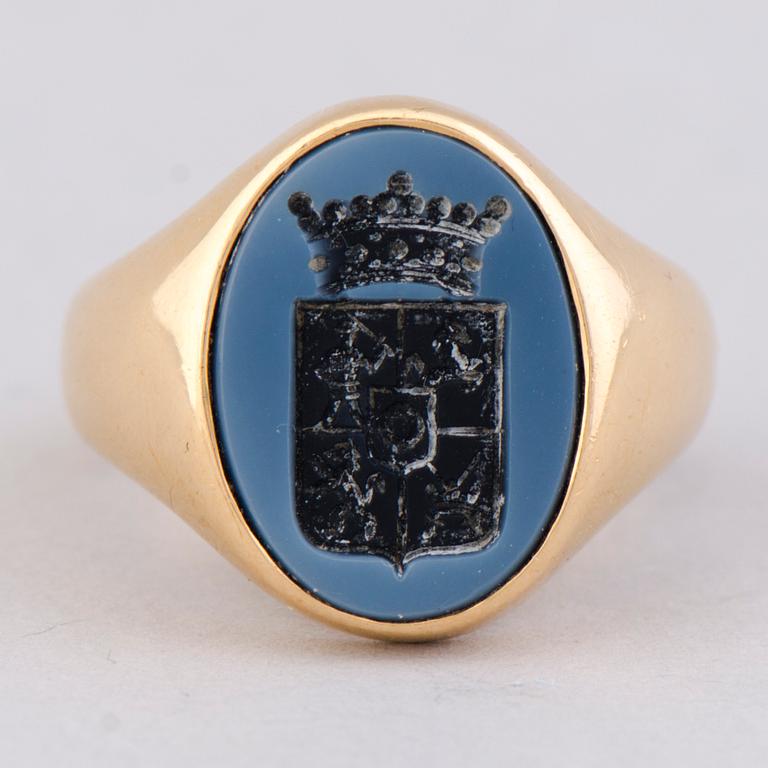 A SIGNET RING, Wrede af Elimä, sardonyx, 18K gold. T. Tillander, Helsinki Finland 1988.