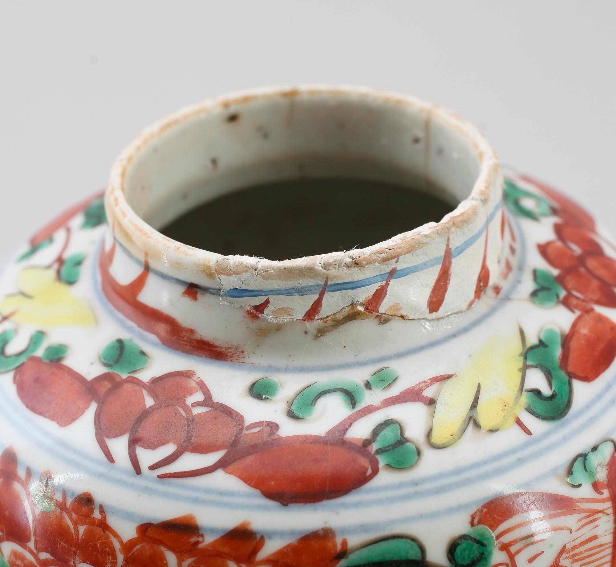 URNA MED LOCK, porslin, Kina, Transition stil 1600-tal.