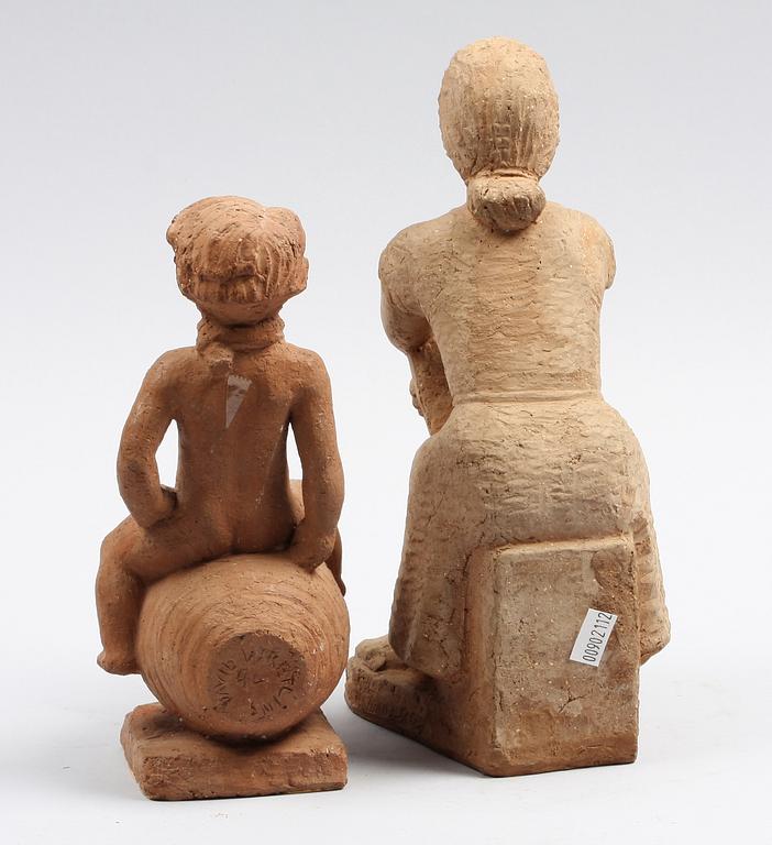 SKULPTURER, 2 st, lergods, David Wretling, sign. En dat 1959.