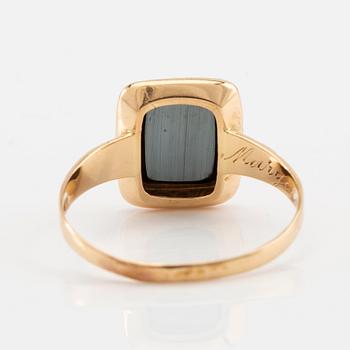 Ring in 18K gold set with polished hematite, 1930s.