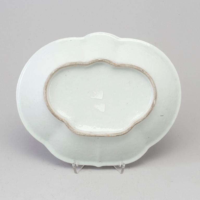 A blue and white serving dish, Qing dynasty, 19th Century.