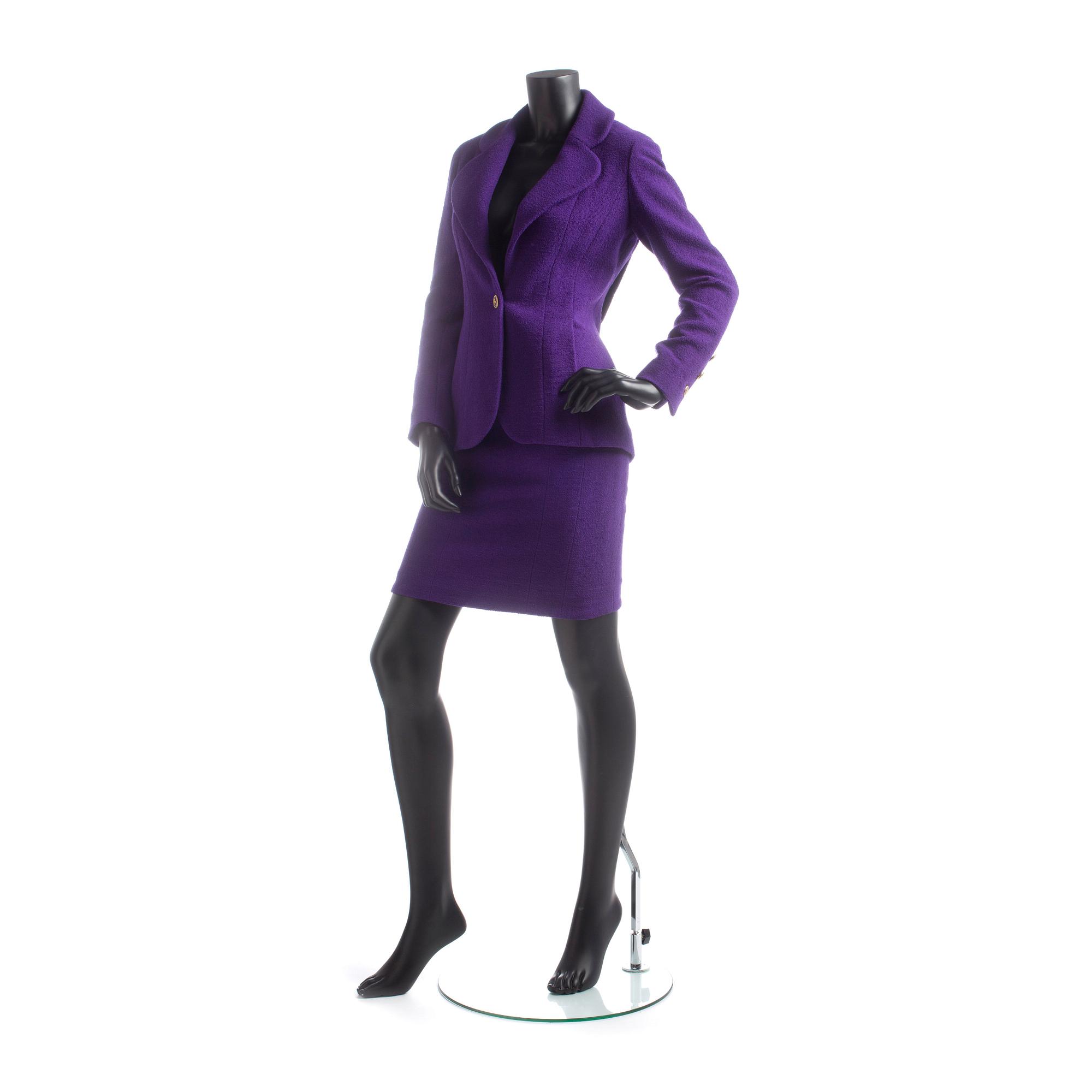 CHANEL, tvådelad dräkt bestående av kavaj samt kjol.