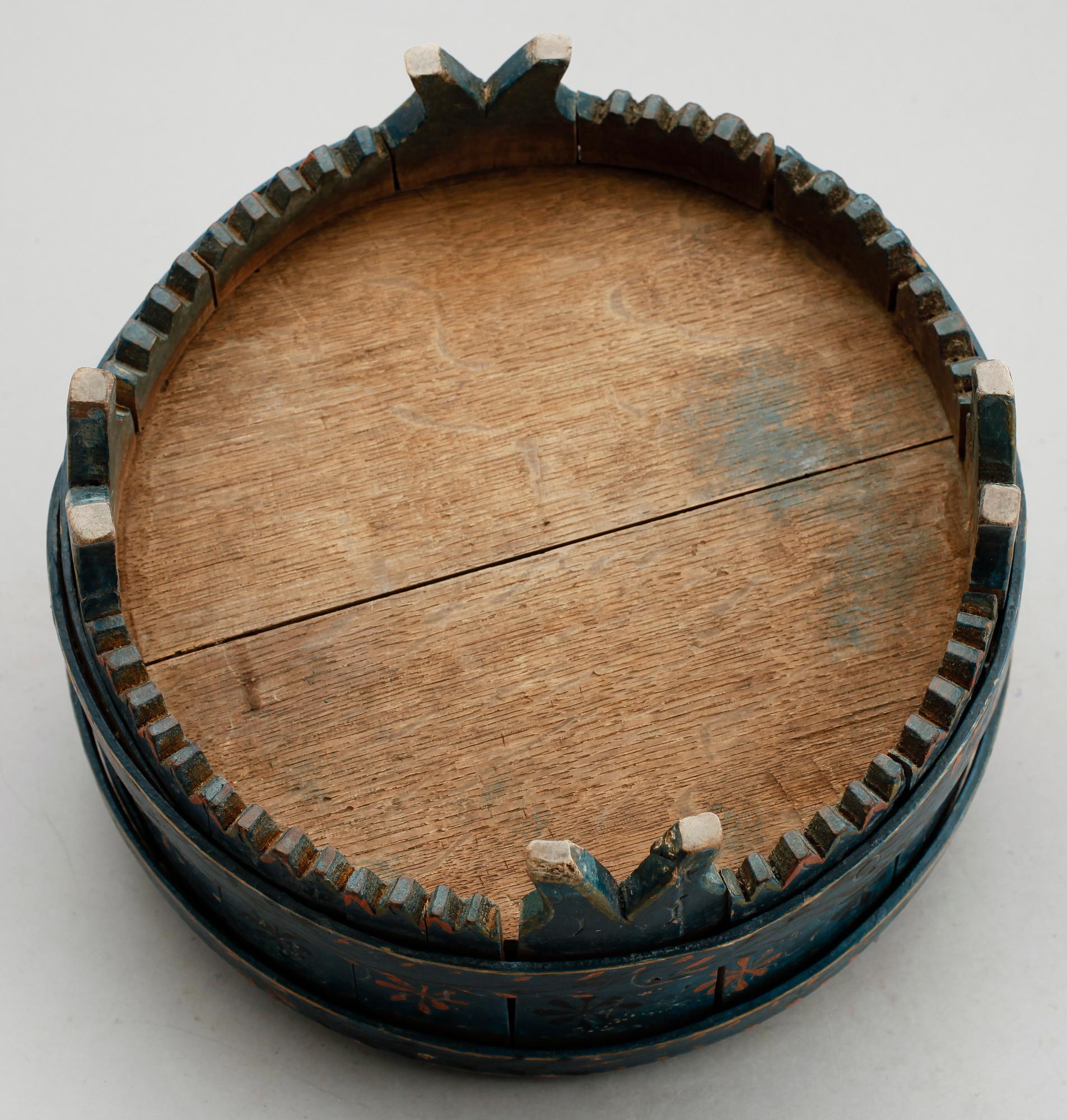 TRÄKÄRL med lock, allmoge, daterad 1851.
