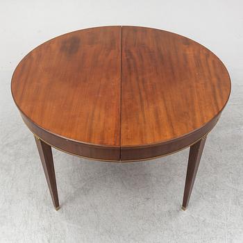 A mid 20th century dining table. 3 leaves included.