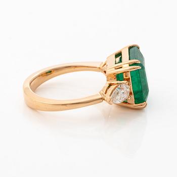 Ring in 18K gold with emerald and pear-shaped diamonds.