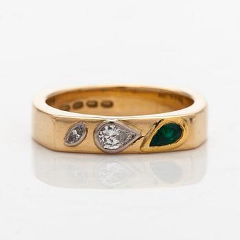 Ring, droppslipad och markisslipad diamant, smaragd, 18K guld, Ilse Gröndahl, Helsingfors 1988.