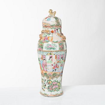 Urna med lock, porslin, Kina, Kanton, 1900-tal.