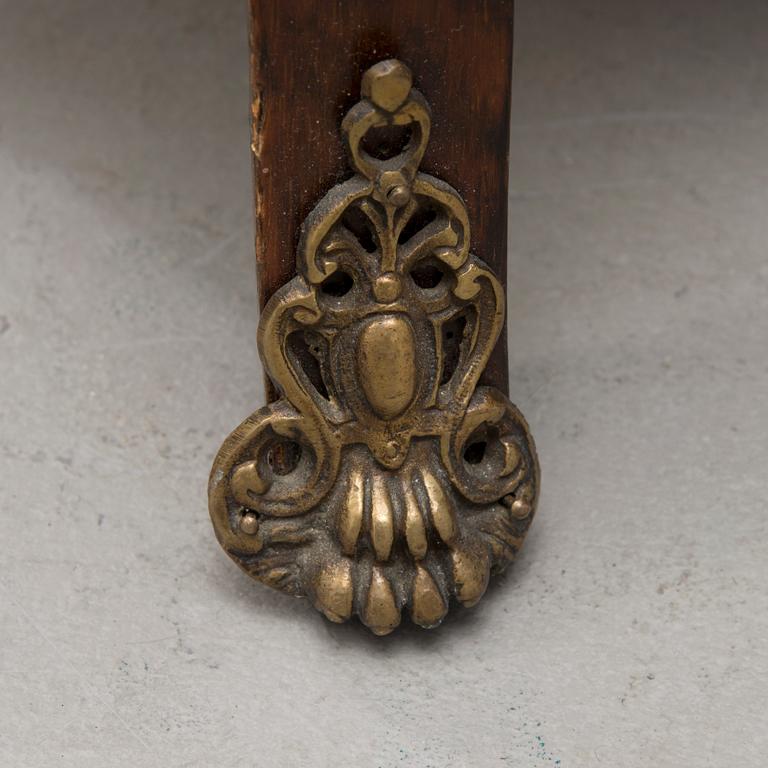 VITRIINIKAAPPI, rokokootyyli, 1800-luvun loppu.