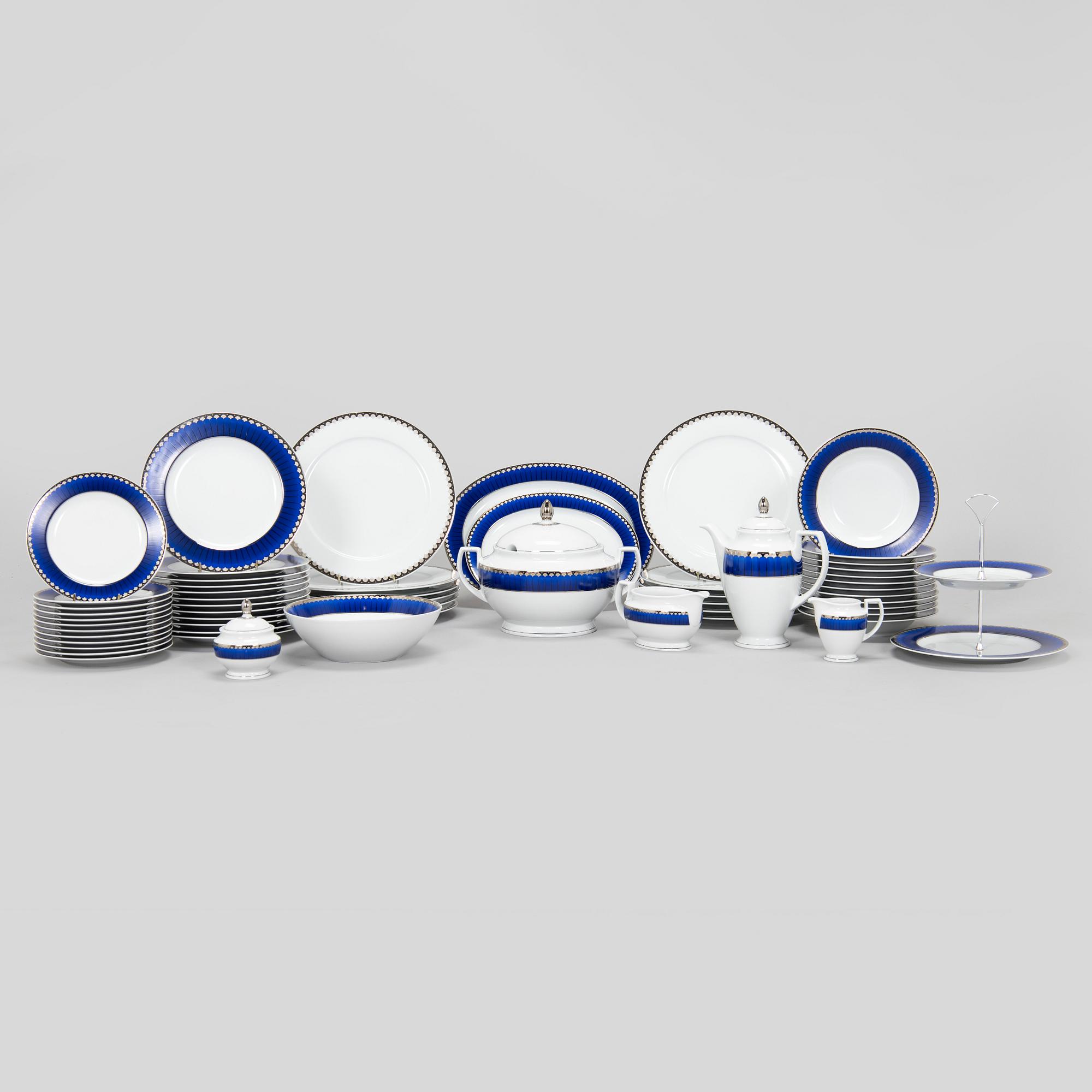 Sigvard Bernadotte, servidelar, 57 delar, porslin, "Marianne Royal Blue", Christineholm, Millenniumserien 2000.