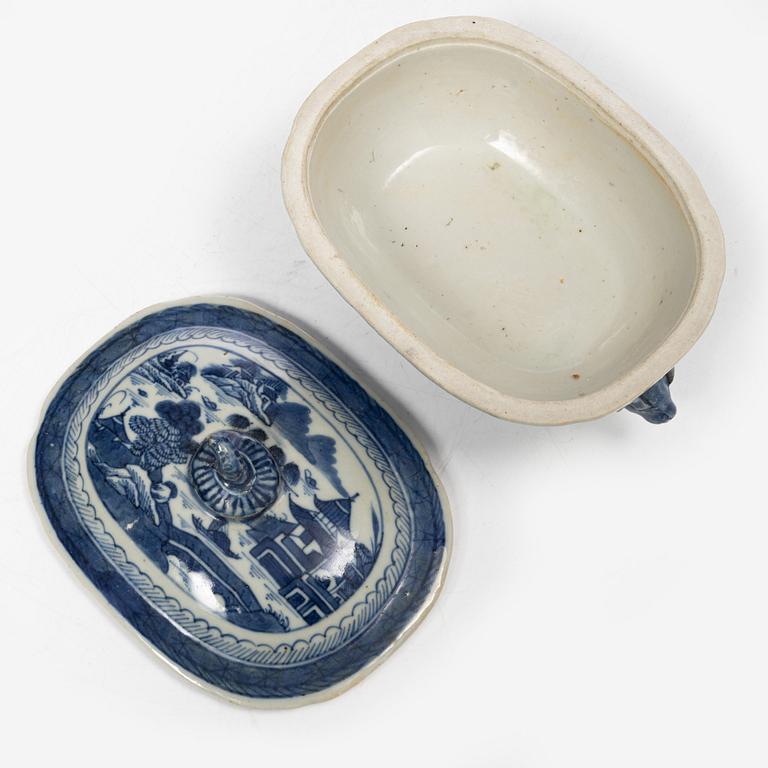 Six blue and white porcelai plates and a butter tureen, China, Jiaqing (1796-1820).