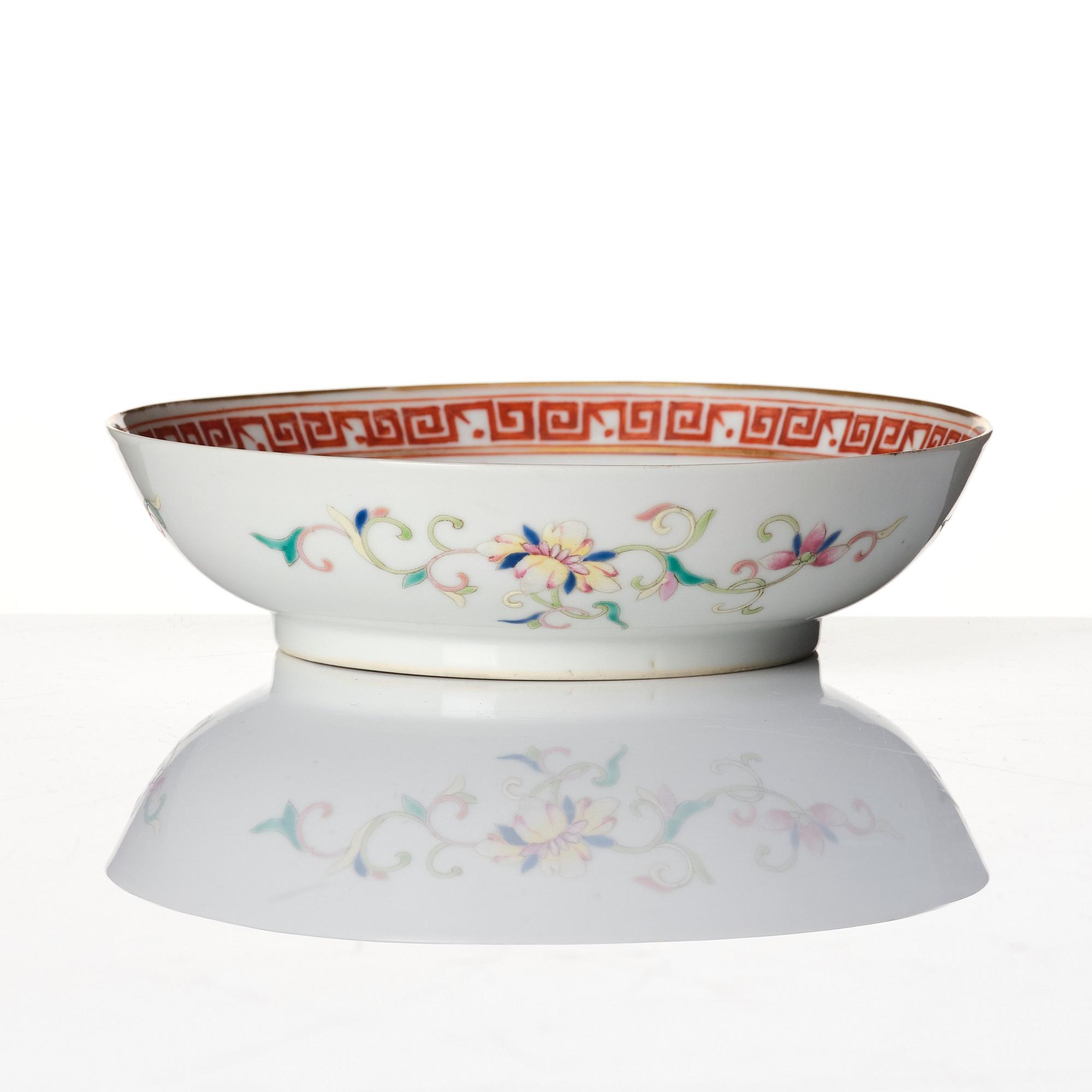 A dragon dish, late Qing dynasty/Republic.