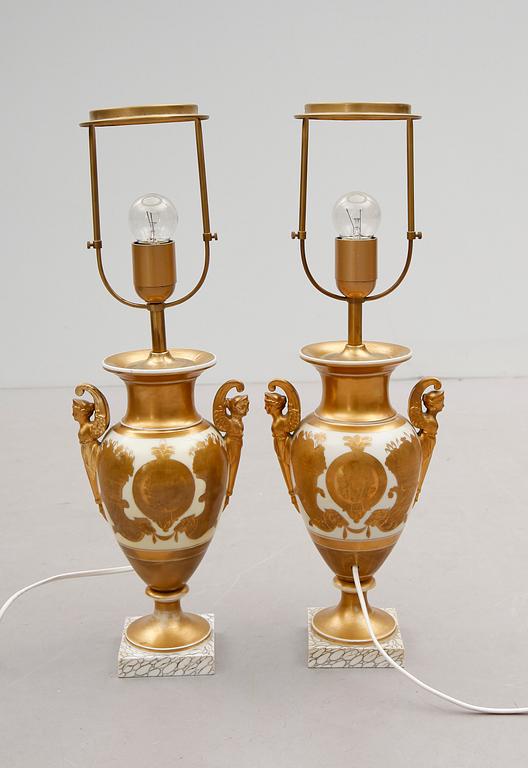BORDSLAMPOR, 1 par, porslin, empire, 1800-talets första hälft.