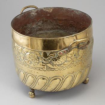 A brass flower pot, 18th/19th century.