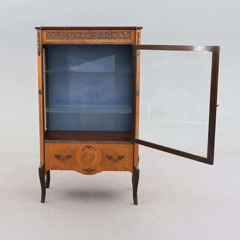 VITRINSKÅP, 1900-talets mitt.