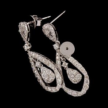 ÖRHÄNGEN, ett par, 18k vitguld med 90 briljantslipade diamanter, totalt ca 2.07 ct. Vikt 5 g.