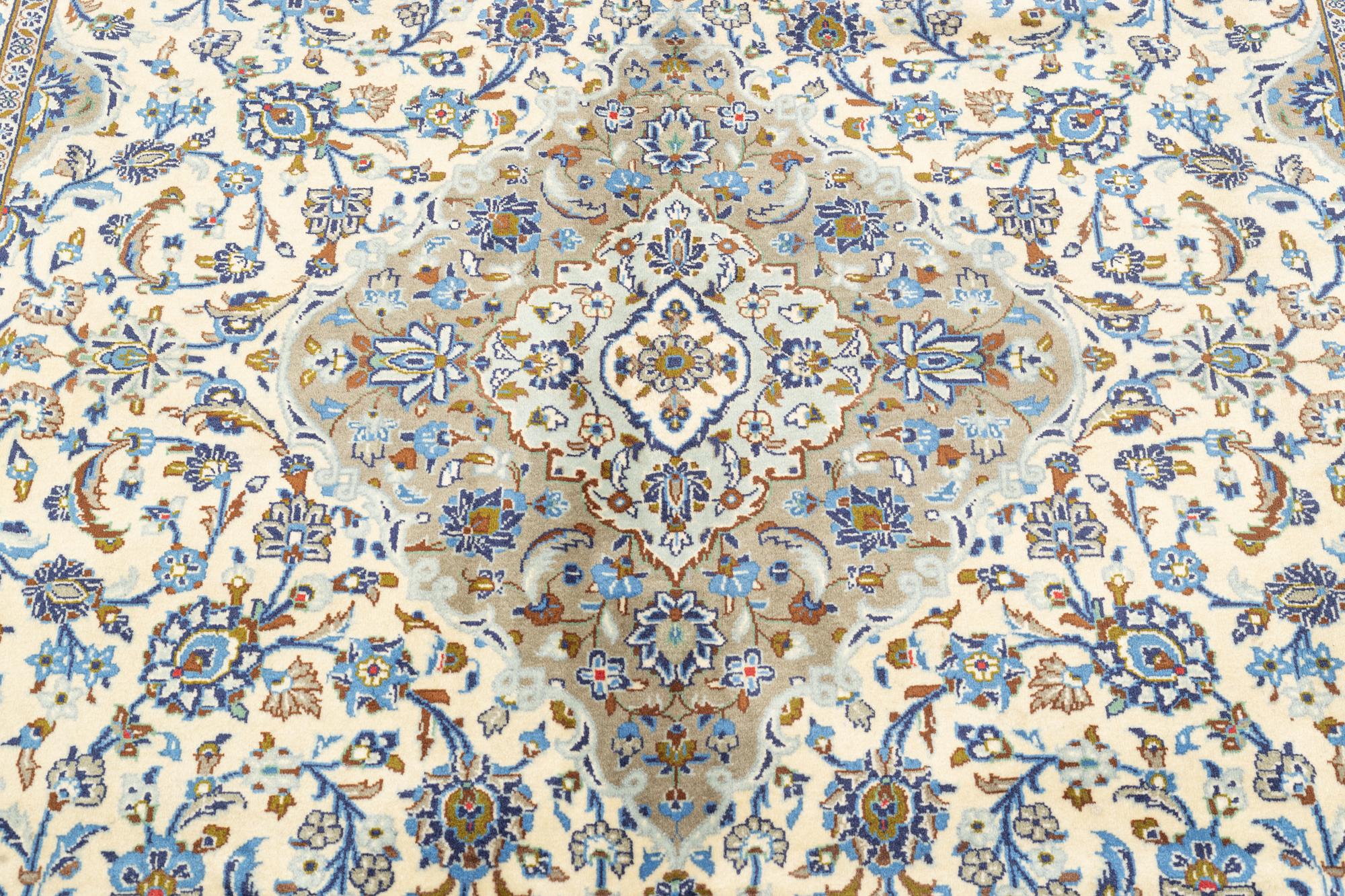 A carpet, Kashan, ca 310 x 205 cm.