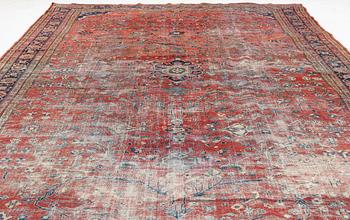 An antique/semi-antique Sarouk / Mahal carpet, c. 505 x 320 cm.