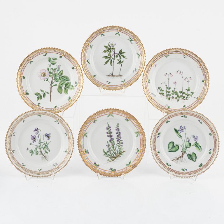 Twelve "Flora Danica" (Hausmålerai) porcelain side plates, Royal Copenhagen, Denmark.
