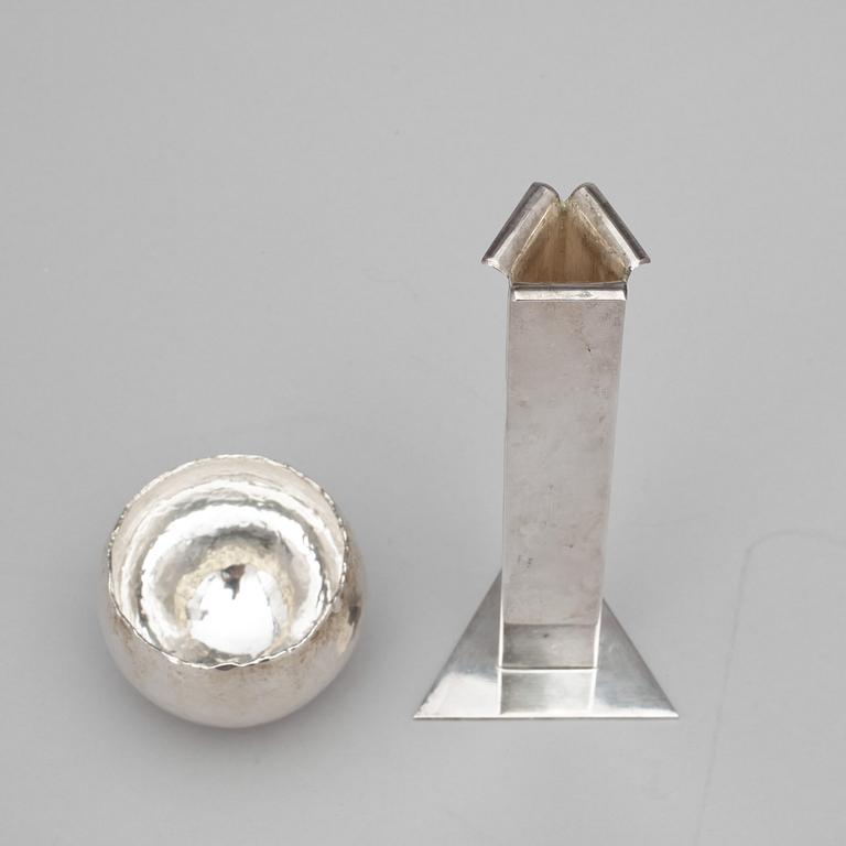 VAS samt TUMLARE, silver, Ray Urban resp Ateljé Borgila, Stockholm, 1978/88. Totalvikt: 155 gram.