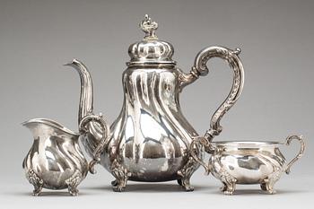 KAFFESERVIS, 3 delar. Rokokostil, tyska importstämplar. Ca 1200g.