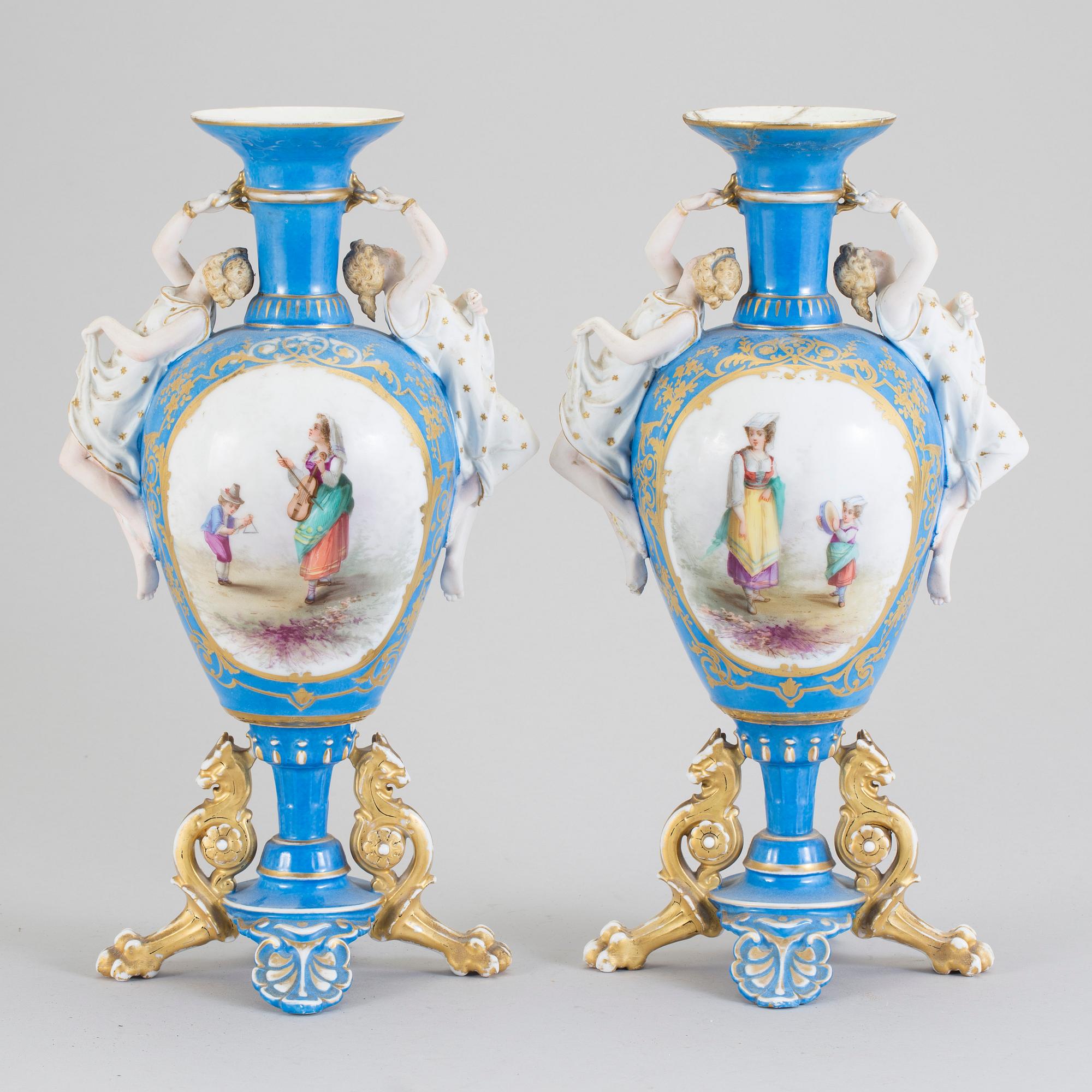 URNOR, ett par, porslin, Europa, omkring år 1900.